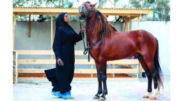 «أول فارسة» صومالية تتجول في الشوارع وتزرع الأمل – الجريدة