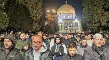 70 ألفا يؤدون صلاتي العشاء والتراويح في رحاب المسجد الأقصى المبارك.. صور – الجريدة