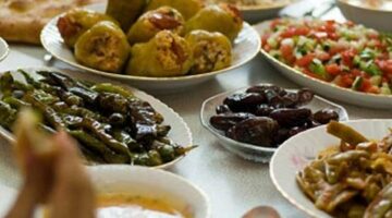 فطارك عندنا.. لحم مشوي وورق عنب والمقبلات سمبوسة وأم علي – الجريدة